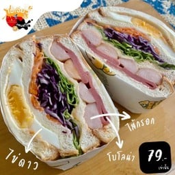 กระเพราพริกแห้งกับแซนด์วิชคอนโด