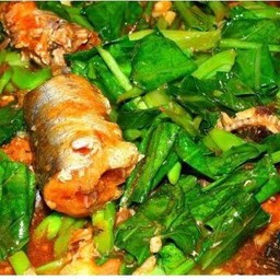 ผัดคะน้าปลากระป๋อง ราดข้าว