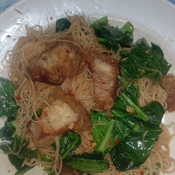 คะน้าหมูกรอบเส้นหมี่ขาว