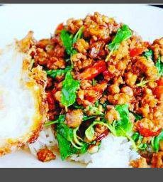 กระเพราหมูสับไข่ดาว ราดข้าว