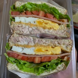 แซนด์วิชไข่ แฮม ทูน่า