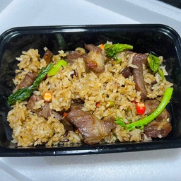 ข้าวผัดเนื้อแดด หรือหมูแดด