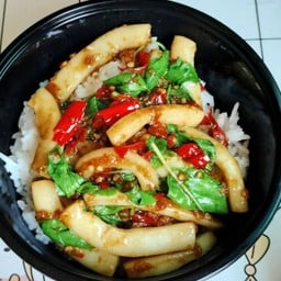 ข้าวราดกระเพราปลาหมึก