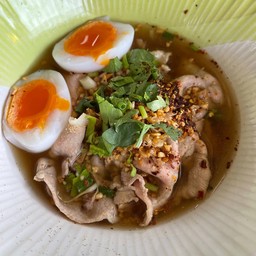 เกาเหลาหมูชาบูต้มยำไข่เยิ้ม