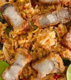 ข้าวผัดต้มยำหมูกรอบ,ไก่กรอบ