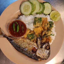 น้ำพริกกะปิพร้อมเครื่องเคียง