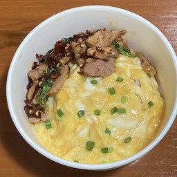 ข้าวไข่ข้นกระเพราหมูชิ้น