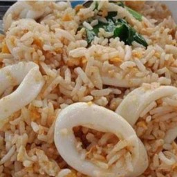 ข้าวผัดปลาหมึก