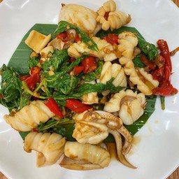 กะเพราปลาหมึก กับข้าว