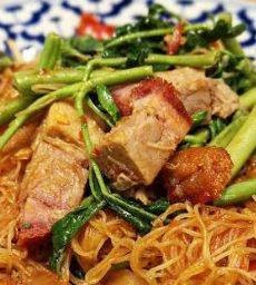 หมี่กระเฉด หมูกรอบ