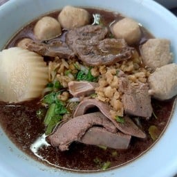 ก๋วยเตี๋ยวลูกชิ้นแชมป์เลียบคลองทวีวัฒนาตรงข้ามสนามฟุตบอล สาขา1