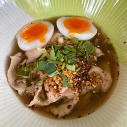 ก๋วยเตี๋ยวหมูชาบูต้มยำไข่เยิ้ม