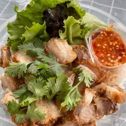 ข้าวหมูกรอบน้ำจิ้มรสเด็ด