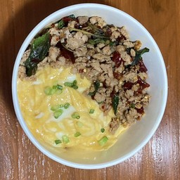 ข้าวไข่ข้นกระเพราหมูสับ