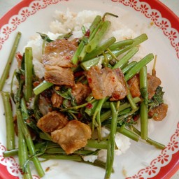 ผัดบุ้งหมูกรอบ