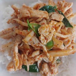 พริกแกงไก่หน่อไม้ดอง ราดข้าว