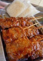 ก๋วยจั๊บน้ำข้นแอนส์ขาหมูราดข้าว