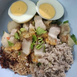 บะหมี่หมูกรอบต้มยำ