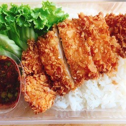 ข้าวไก่ทอดน้ำจิ้มแจ่วรสเด็ด