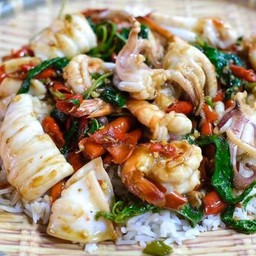 กะเพราทะเล กับข้าว