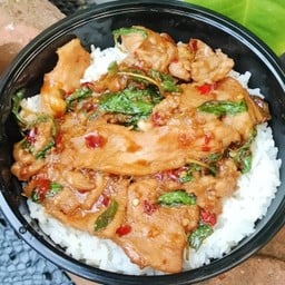 ข้าวราดกระเพราหมูชิ้น