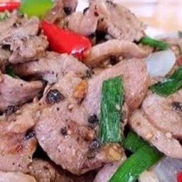 เป็ดอบรมควันผัดพริกไทดำราดข้าว