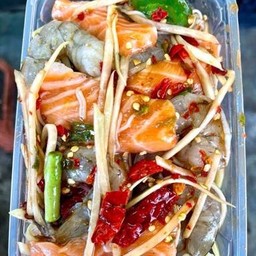 ตำปลาแซลม่อนกุ้งสด