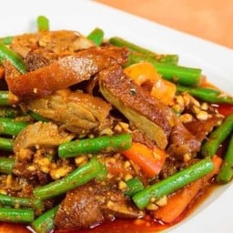 เป็ดอบรมควันผัดพริกแกงราดข้าว