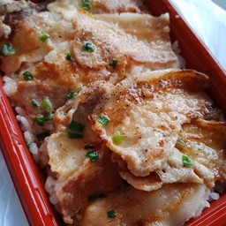 ข้าวหน้าสามชั้นสไลด์ย่างเกลือ