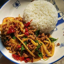 กะเพราหมูสับหน่อไม้สด