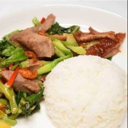เป็ดอบรมควันผัดคะน้าราดข้าว