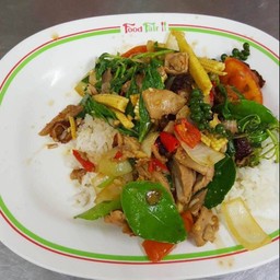 เป็ดอบรมควันผัดขี้เมาราดข้าว