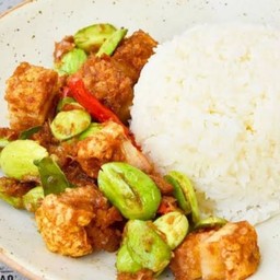 พริกแกงใต้หมูกรอบสะตอราดข้าว