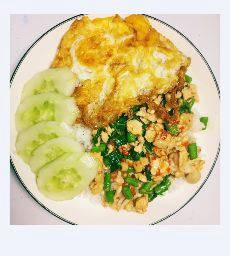 ข้าวกระเพราไก่ใข่ดาว