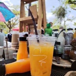 น้ำส้มคั้นสด 100%