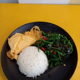 ผัดผักกูด น้ำมันหอยใส่พริก ไม่มีเนื้อนะค่ะ ไข่เจียว