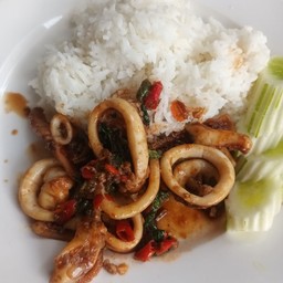 ข้าวกระเพาปลาหมึก