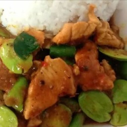 พริกแกงใต้หมูชิ้นสะตอราดข้าว