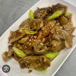 เป็ดอบรมควันผัดพริกหยวกราดข้าว