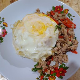 ข้าวกะเพราหมูไข่ดาว