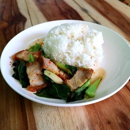 ข้าวคะน้าหมูกรอบ