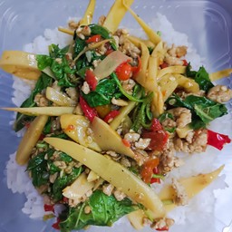 ข้าวกะเพราหน่อไม้