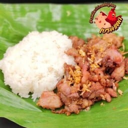 ข้าวเหนียว+หมูทอดกระเทียม