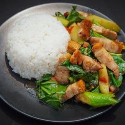 ข้าวคะน้าหมูกรอบ HERO