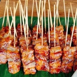 จับเซ็ต หมูปิ้ง 6 ไม้ ข้าวเหนียว 2 ห่อ