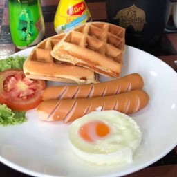 อทหารเช้าชุดE.   ไข่ดาว  ไส้กรอกไก่  วาฟเฟิล