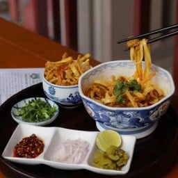 ข้าวซอยสันคอหมูสไลด์ (ธรรมดา)