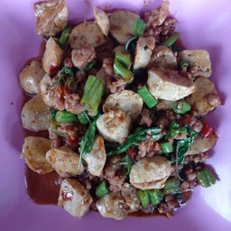 กระเพราโจรลูกชิ้น ราดข้าว