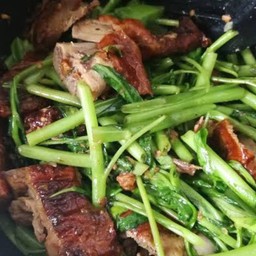 เป็ดอบรมควันผัดผักบุ้งราดข้าว