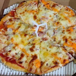 พิซซ่าแป้งสดหน้าปูอัด สับปะรดชีส